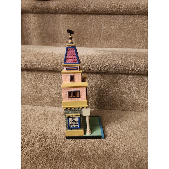 Department 56 Monopoly Collab 140 St. Charles Place "Newsstand Daily" Building - Picture 7 of 9